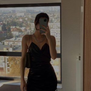 Trop longtemps sans baiser, ça urge Anna - rencontre-Teen-Sartrouville